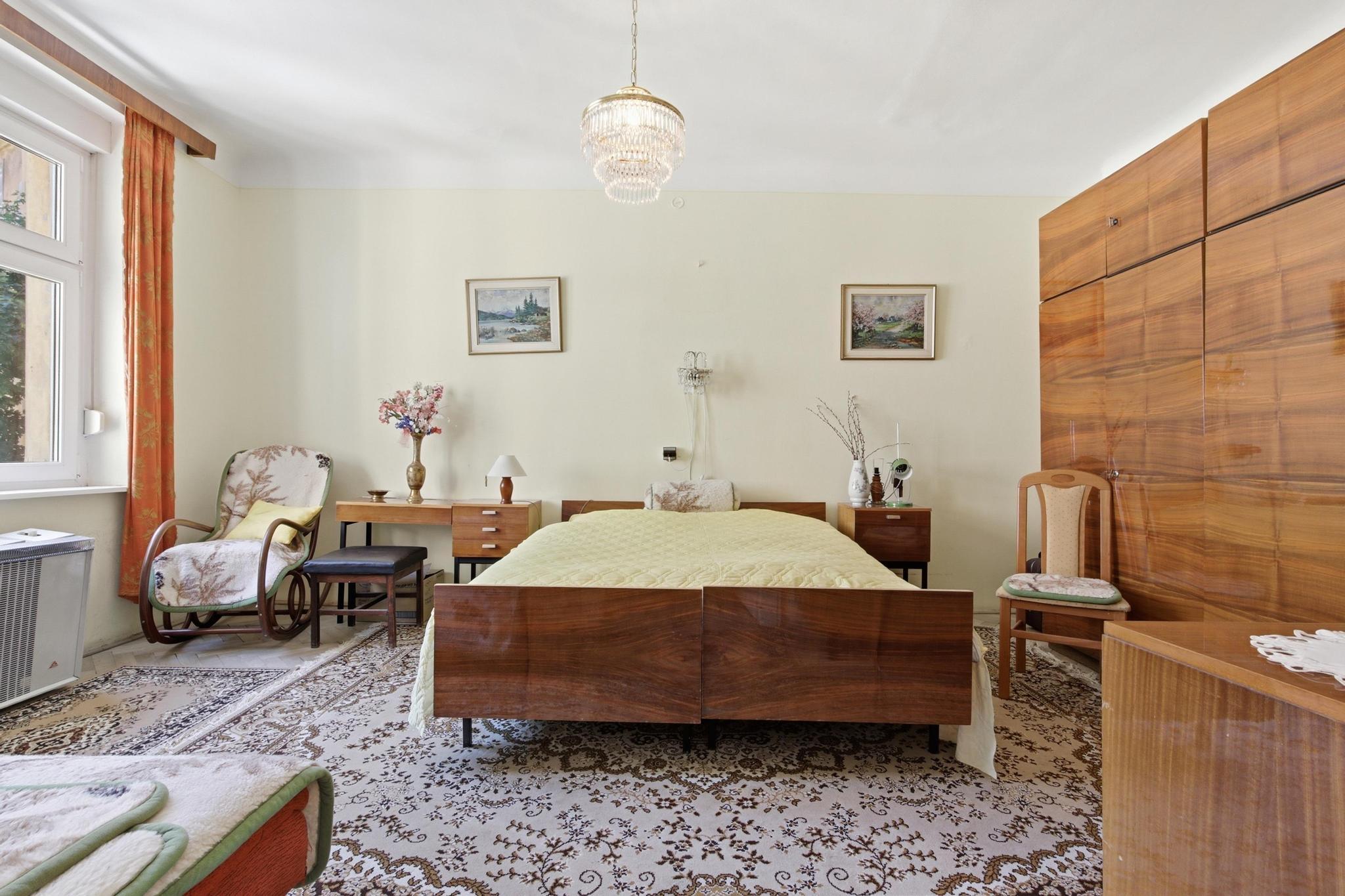 Priestranný staromestský byt s výťahom v centre mesta