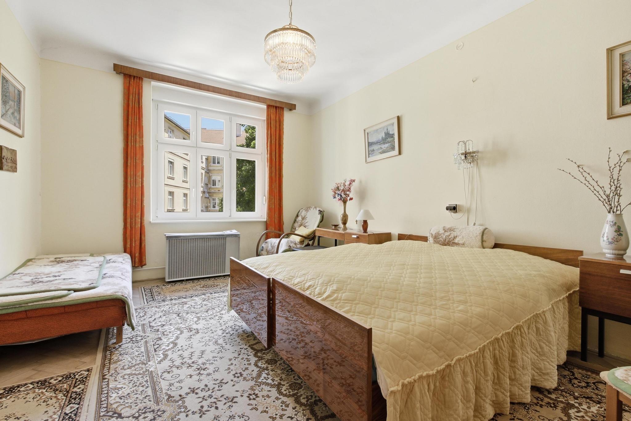 Priestranný staromestský byt s výťahom v centre mesta