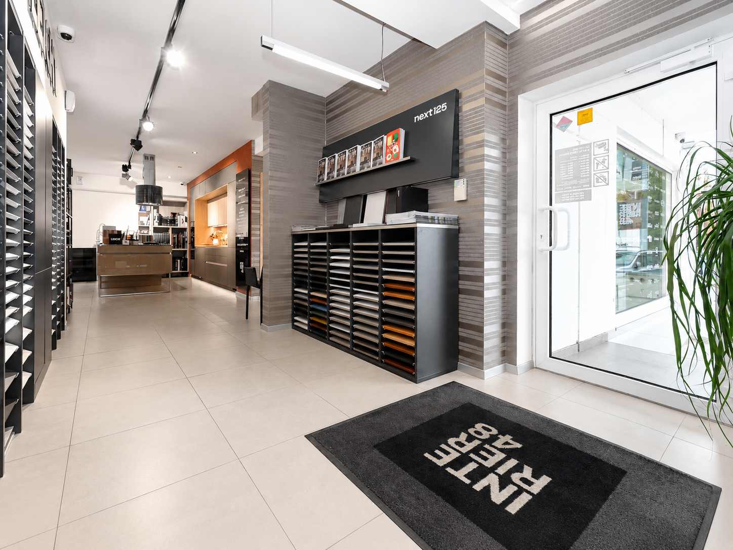PAPCUN REALITY | Showroom,služby alebo obchod 116 m² Rovinka