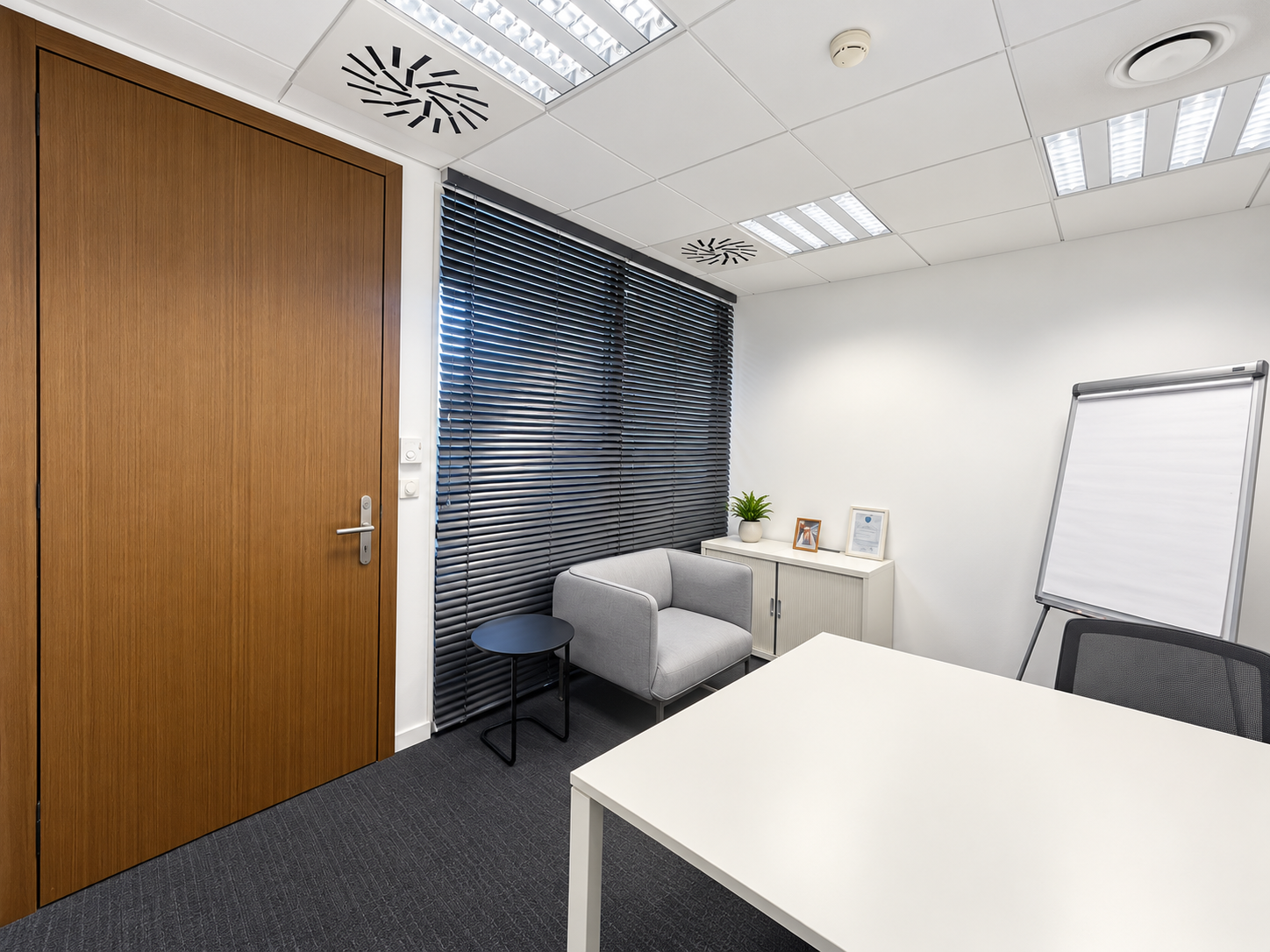 Prenájom zariadenej kancelárie 12 m²| Apollo Business Center