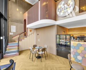 Kompletne zariadená prevádzka kaviarne s herňou v Guthause