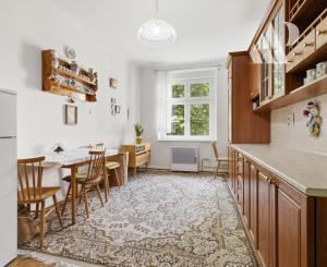 Priestranný staromestský byt s výťahom v centre mesta