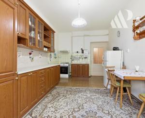 Priestranný staromestský byt s výťahom v centre mesta