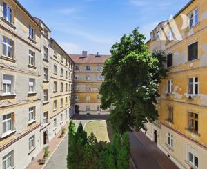 Priestranný staromestský byt s výťahom v centre mesta