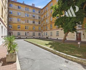 Priestranný staromestský byt s výťahom v centre mesta