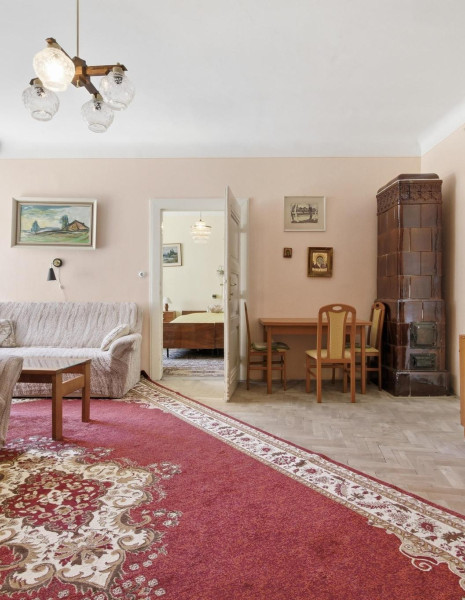 Priestranný staromestský byt s výťahom v centre mesta