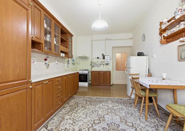 Priestranný staromestský byt s výťahom v centre mesta