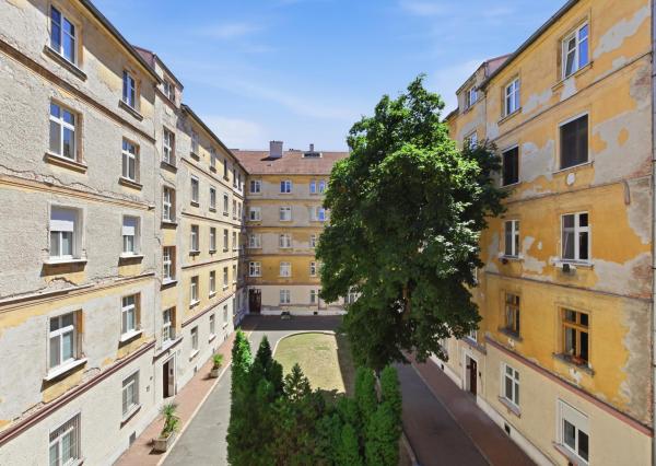 Priestranný staromestský byt s výťahom v centre mesta