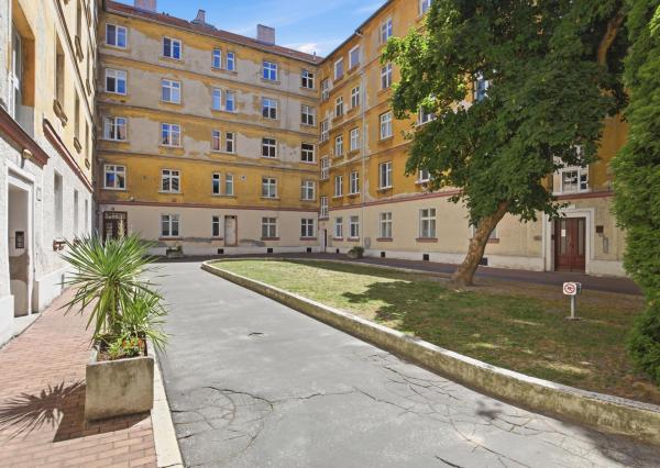 Priestranný staromestský byt s výťahom v centre mesta