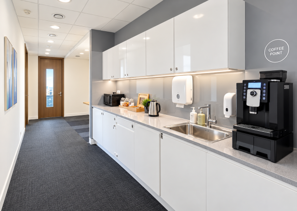 Prenájom zariadenej kancelárie 12 m²| Apollo Business Center
